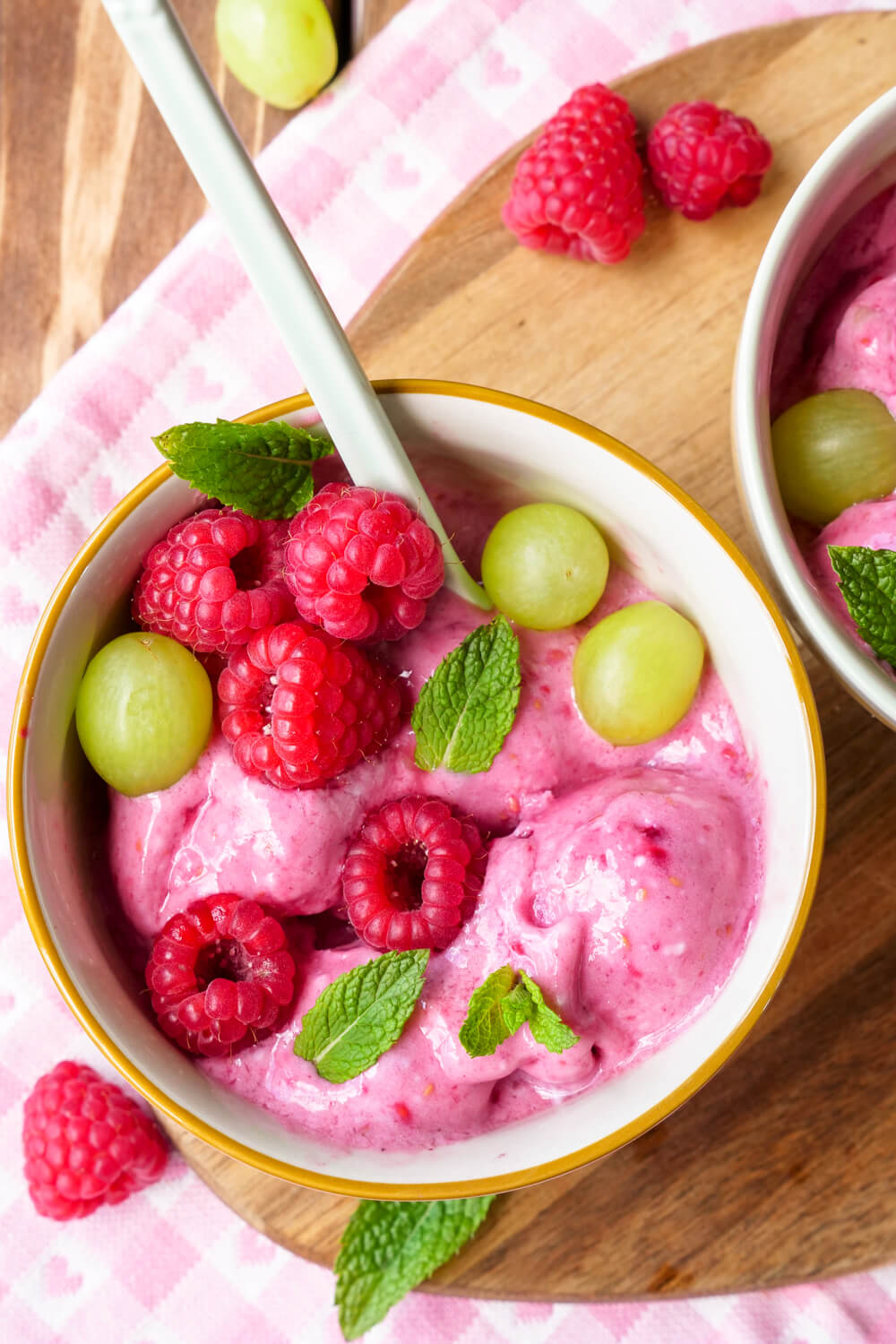 Himbeeren Frozen Joghurt mit Banane und griechischem Joghurt - das gesunde Eis mit 3 Zutaten