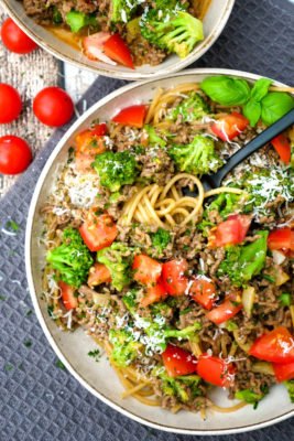 Spaghetti mit Hackfleisch, Brokkoli und Tomaten auf dem tiefen Teller