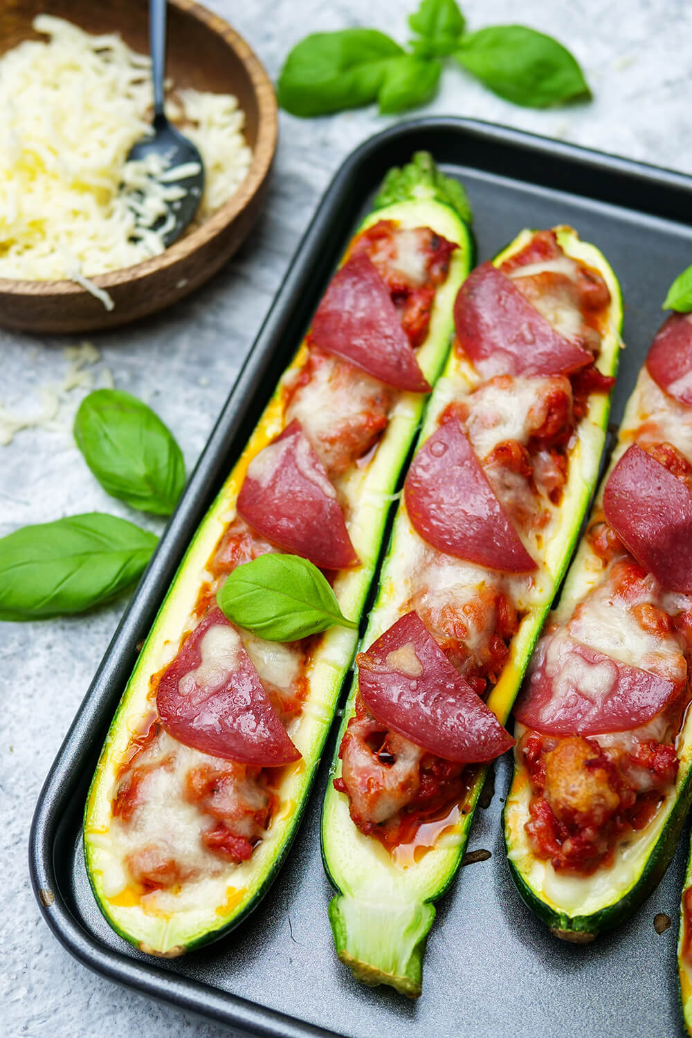 Gefüllte Pizza-Zucchini mit Salsiccia, Tomatensauce, Salami und zart-schmelzendem Pizzakäse - ein schnelles Low Carb Rezept für deinen Feierabend