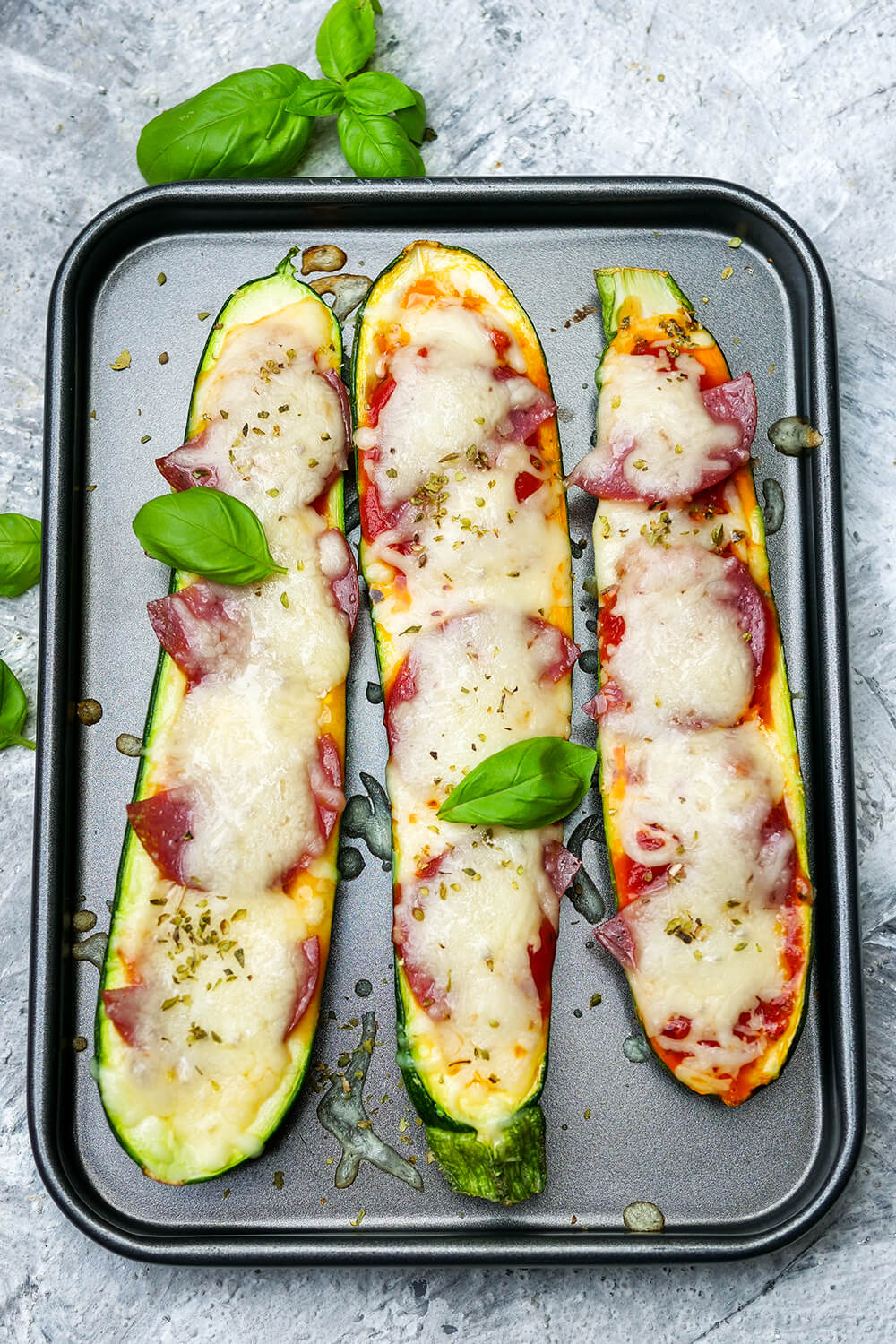 Rezept für Gefüllte Zucchini mit würziger Salsiccia Füllung und Pizzakäse - Low Carb Soulfood der Extraklasse