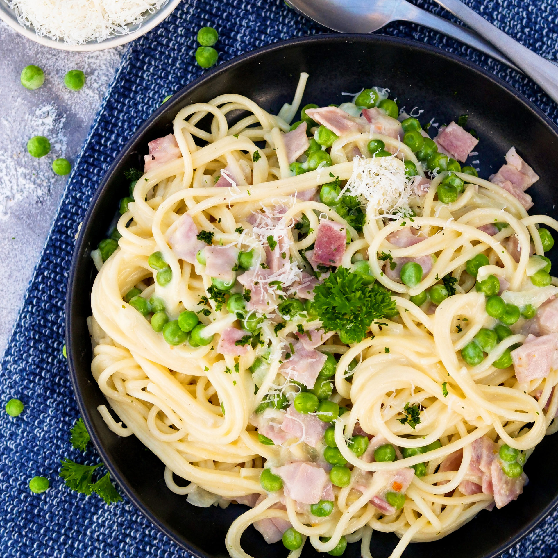 Spaghetti mit Schinken-Sahne-Sauce und Erbsen - schnelles Kinderrezept