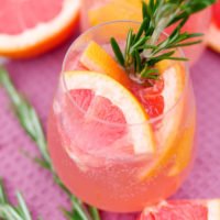 Alkoholfreier Pink Tonic Cocktail mit Grapefruit, Tonic und Rosmarin