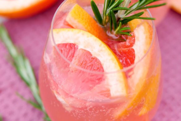 Alkoholfreier Pink Tonic Cocktail mit Grapefruit, Tonic und Rosmarin