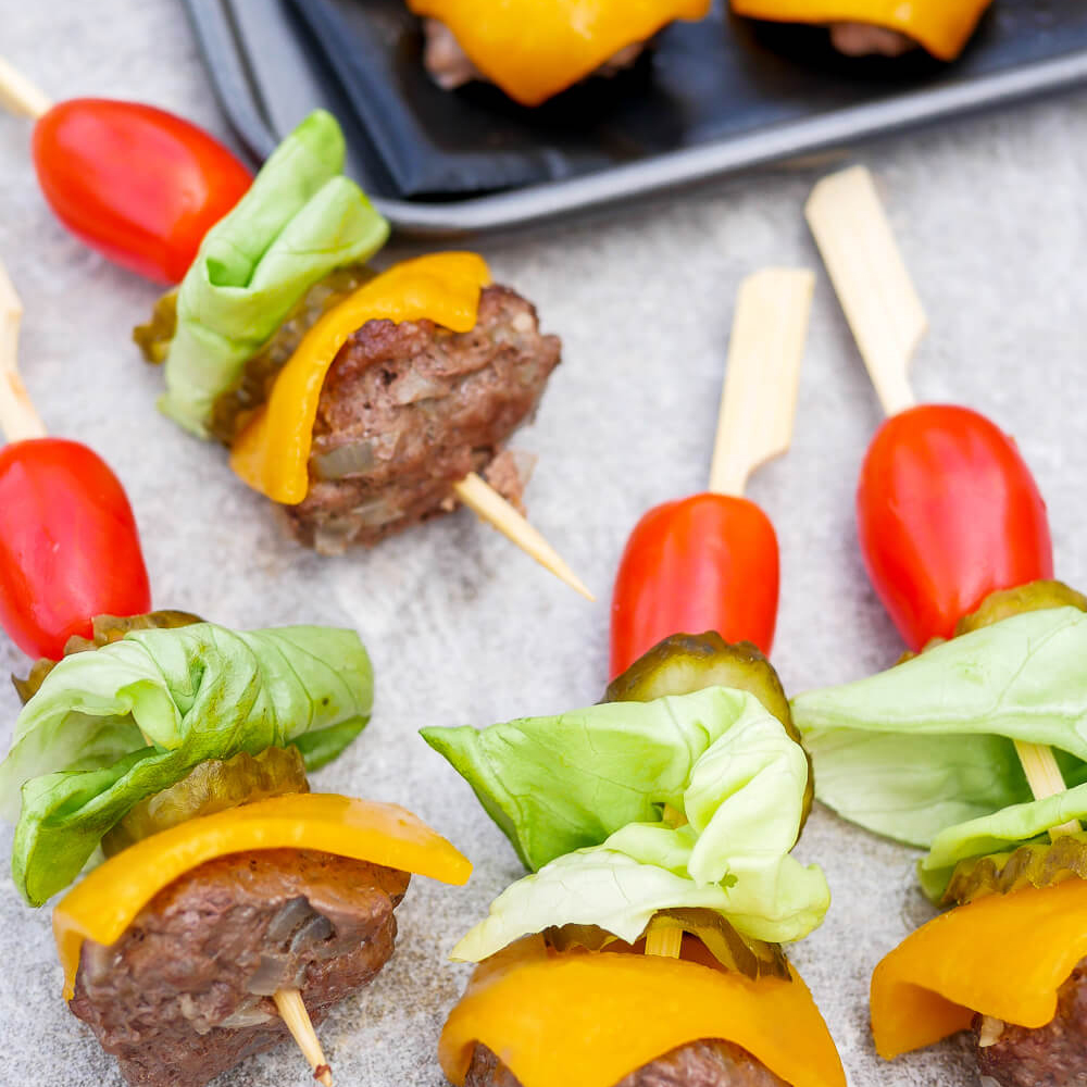 Low Carb Burger-Spieße - gesundes Fingerfood für Party oder Picknick
