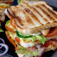 Club Sandwich Rezept mit Pute, Speck, Gurken, Tomaten und Ei