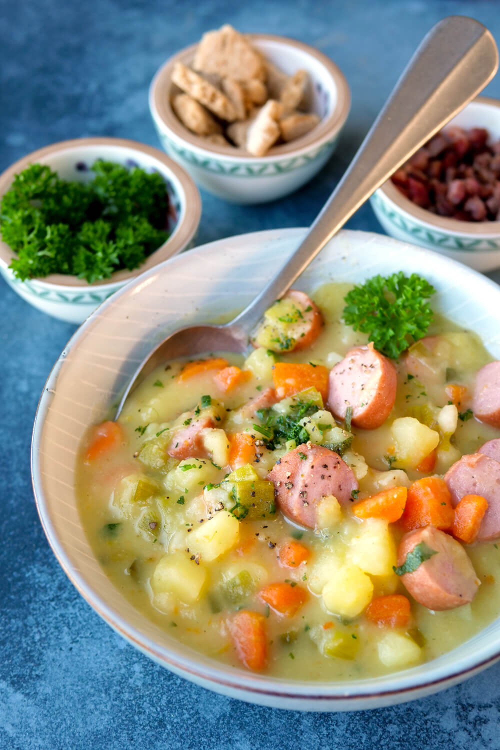 Ganz einfache Kartoffelsuppe mit Würstchen und Suppengemüse - ein beliebtes Kinderrezept