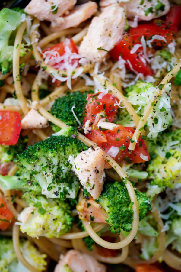 Lachs-Sahne-Soße zu Vollkornspaghetti, Brokkoli und Tomaten für das Mittagessen