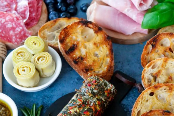Italienische Brotzeit mit Bruschetta, Schinken, Käse und Toppings