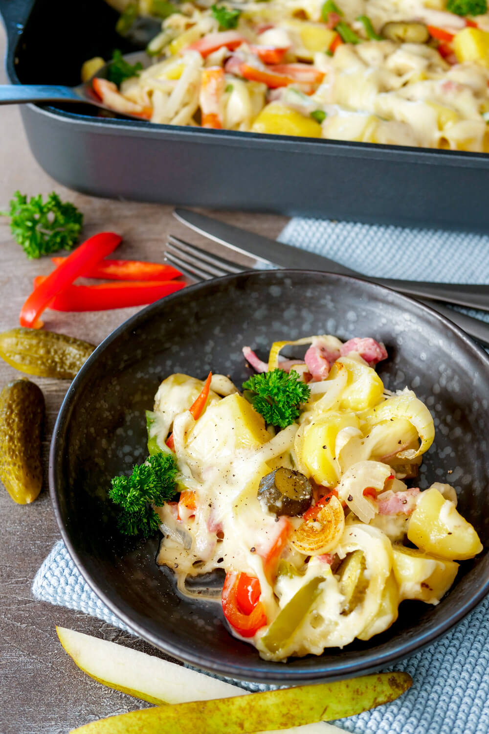 Raclette aus dem Ofen – mit Kartoffeln, Paprika, Gurken und Birne