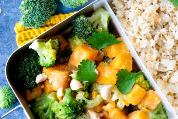 Süßkartoffel-Curry mit Brokkoli und Blumenkohlreis in der Lunchbox