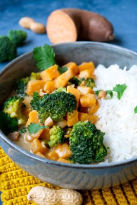 Süßkartoffel-Curry mit Brokkoli, Kokosmilch und Reis