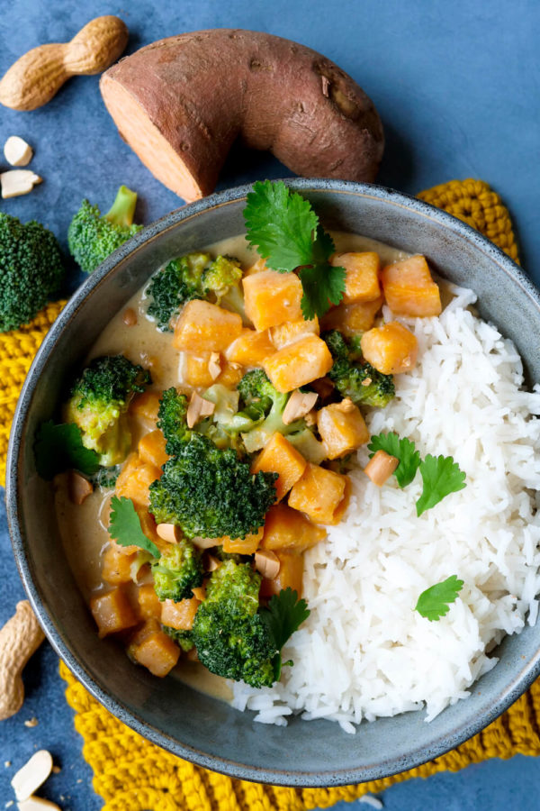 Curry mit Süßkartoffeln, Kokosmilch, Brokkoli und Reis