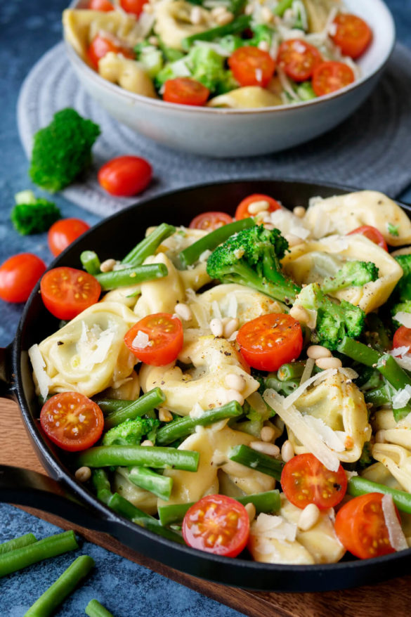 Vegetarische Tortellini-Pfanne mit buntem Gemüse