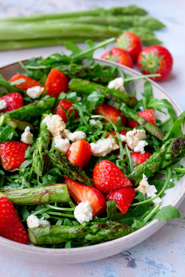 Erdbeer-Spargel-Salat mit Rucola, Feta und grünem Spargel