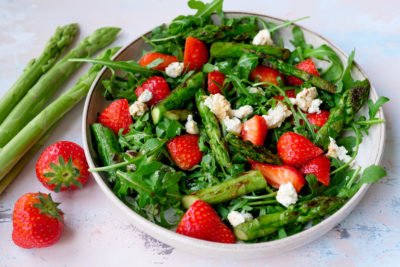Fruchtiger Salat mit grünem Spargel, Erdbeeren, Rucola und Feta