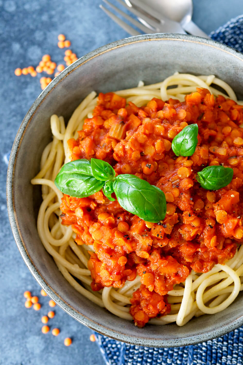 Spaghetti mit roter Linsenbolognese und Basilikum in der Schüssel