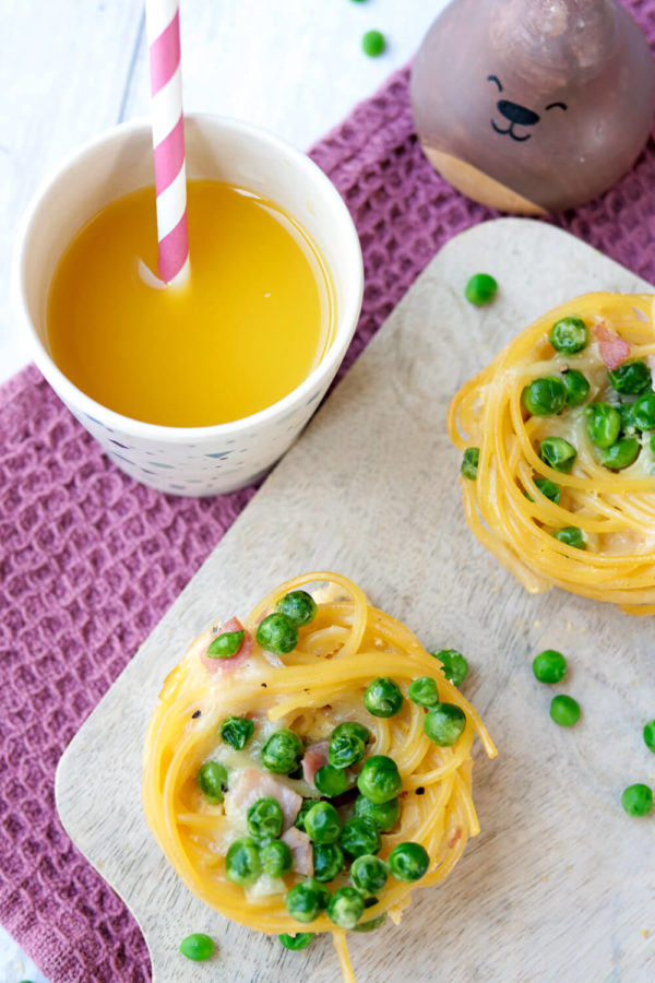 Spaghetti-Muffins mit Erbsen und Schinken und ein Becher Orangensaft