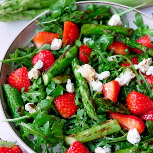 Spargel-Erdbeer-Salat mit grünem Spargel, Rucola, Erdbeeren und Feta