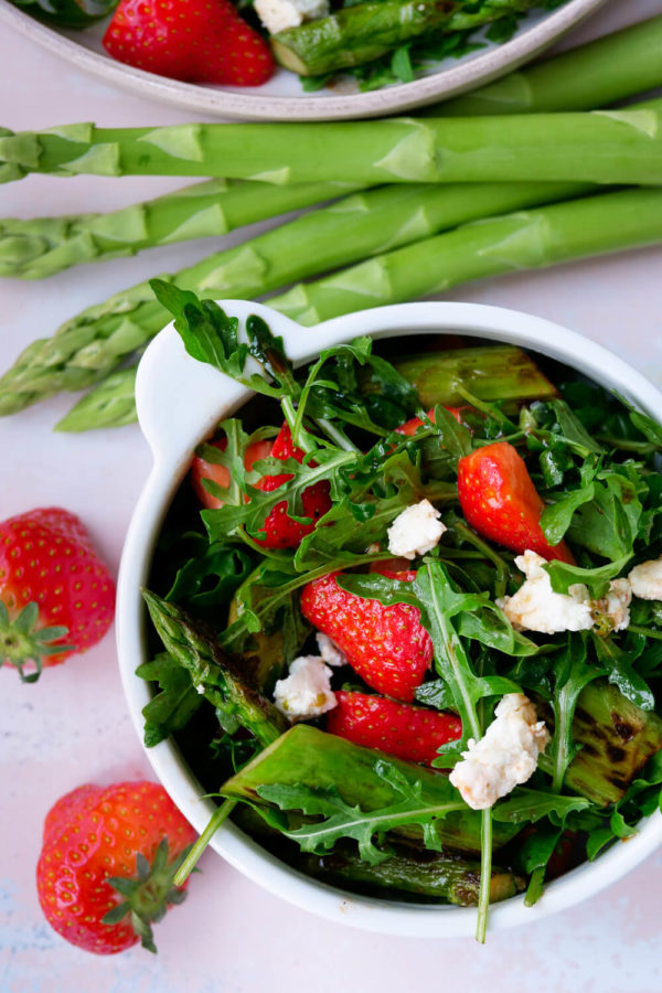 Grüner Salat mit Spargel, Erdbeeren, Rucola und Feta