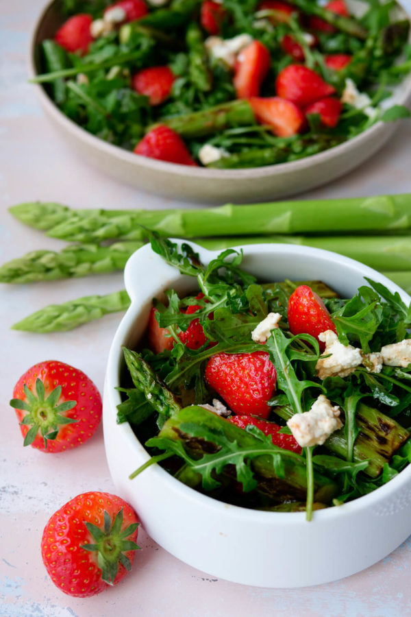 Spargel-Erdbeer-Salat mit Rucola und Feta in der Schüssel
