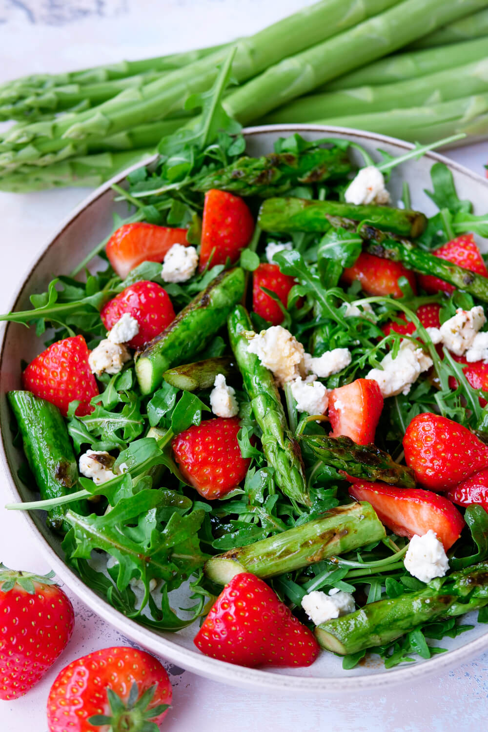 Spargel-Erdbeer-Salat mit grünem Spargel, Rucola, Erdbeeren und Feta