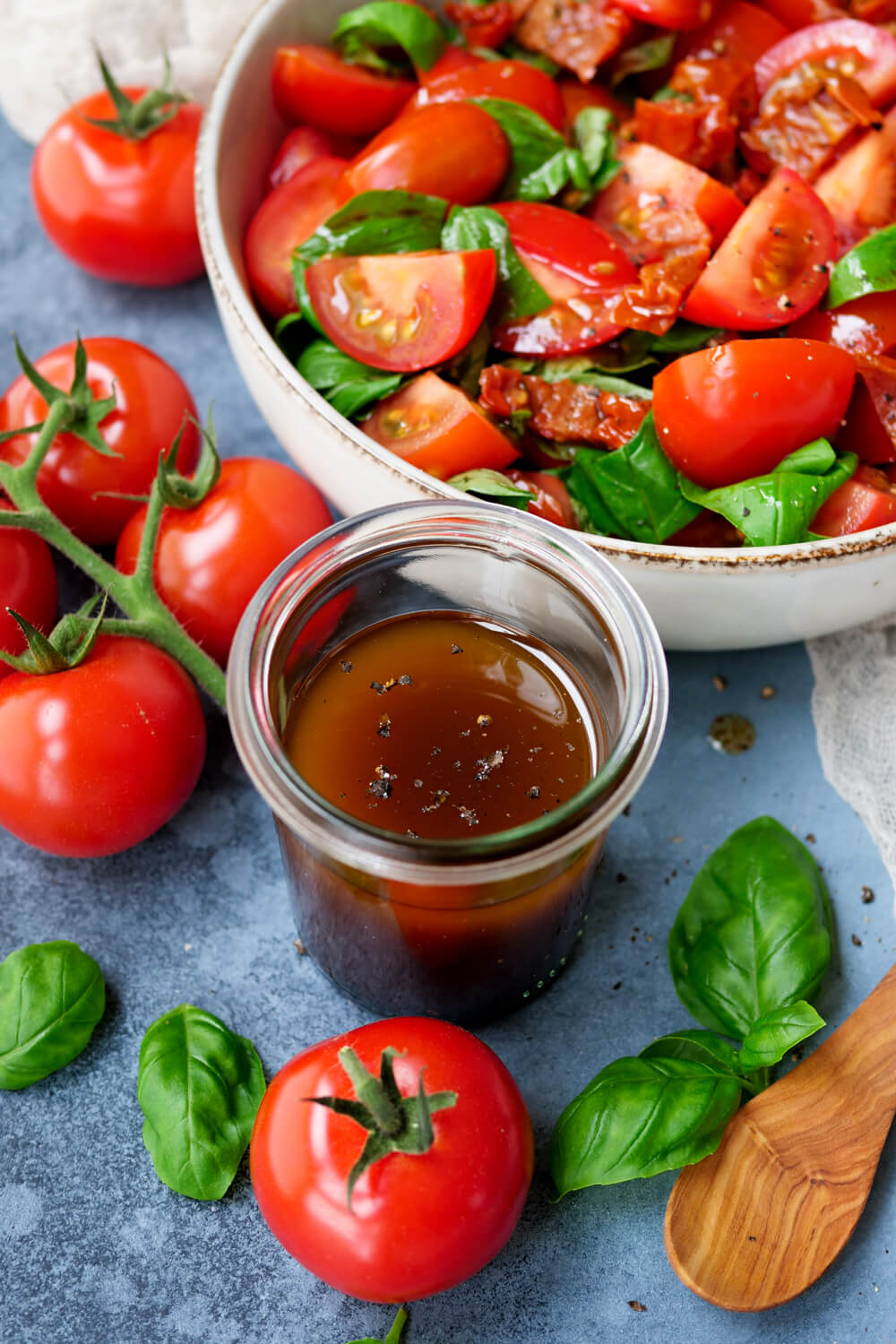 Balsamico-Dressing Rezept zu aromatischem Tomatensalat mit getrockneten Tomaten und Basilikum