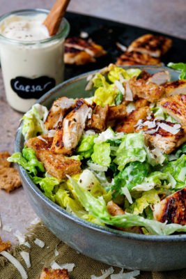 Caesar Salad mit Hähnchen, Croutons, Römersalat und Parmesan