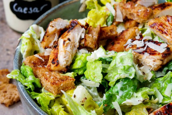 Caesar Salad mit Hähnchen, Croutons, Römersalat und Parmesan