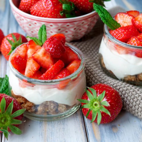Erdbeer-Cheesecake im Glas mit Minze, frischen Erdbeeren, Frischkäse und Joghurt