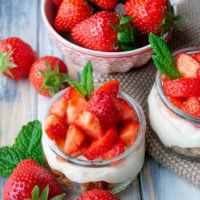 Rezept für Erdbeer-Cheesecake im Glas mit Minze, Erdbeeren, Frischkäse und Joghurt