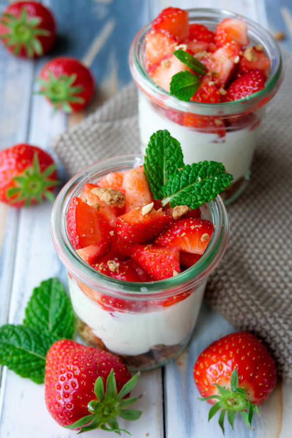 Erdbeer-Cheesecake im Glas ohne Backen mit frischer Minze und Erdbeeren