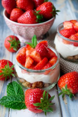 Erdbeer-Cheesecake im Glas ohne Backen, mit Erdbeeren, Frischkäse Creme und Minze