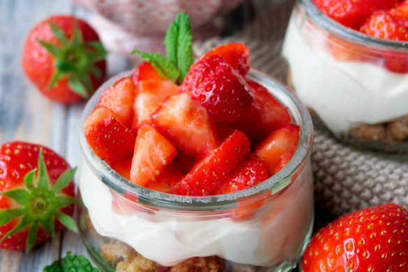 Erdbeer-Cheesecake im Glas ohne Backen, mit Erdbeeren, Frischkäse Creme und Minze