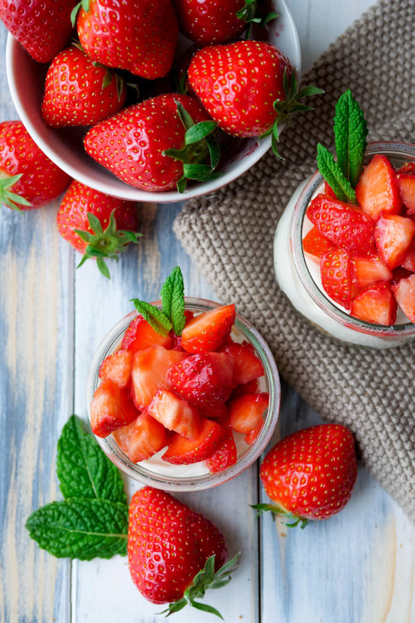 Erdbeer-Dessert im Glas mit Minze, Erdbeeren und Joghurt