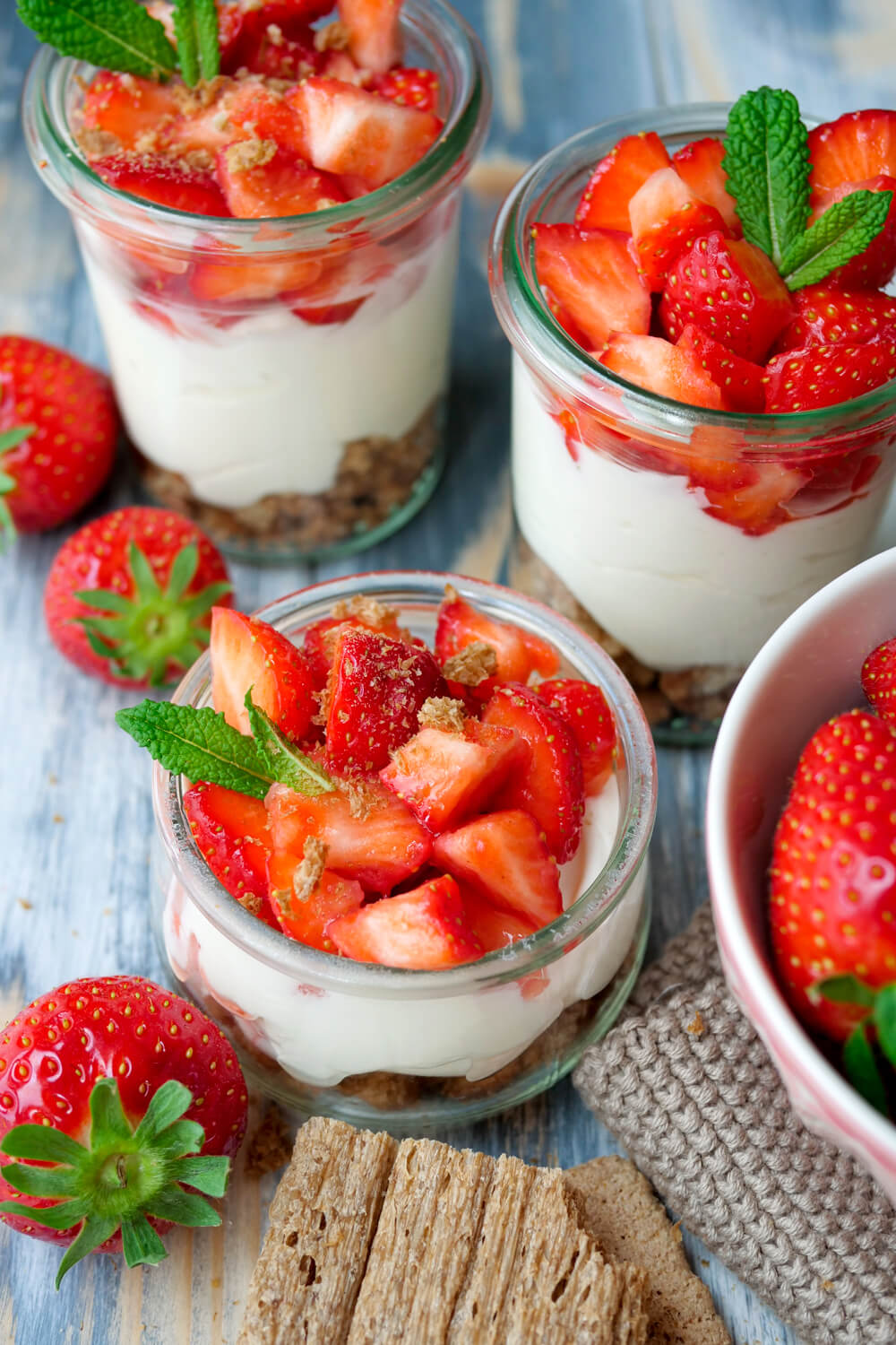 Schnelles Erdbeer-Dessert mit Frischkäse, Joghurt, Erdbeeren und Minze im Glas