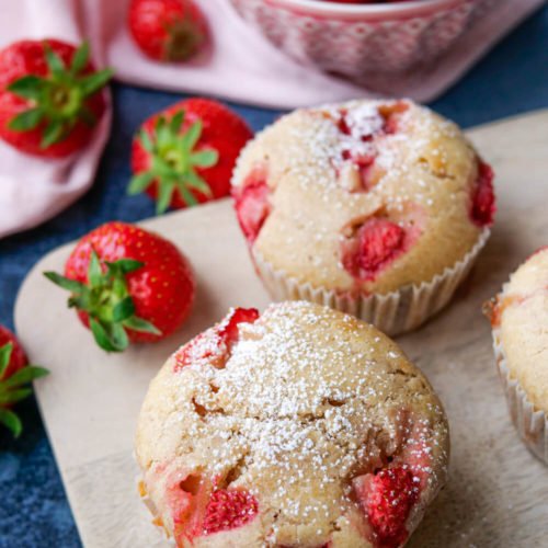 Erdbeer-Muffins mit frischen Erdbeeren für den Muttertag