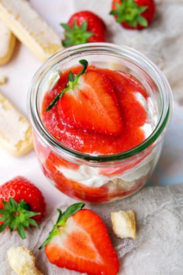 Rezept für Erdbeer-Tiramisu im Glas mit pürierten Erdbeeren und Mascarpone Creme