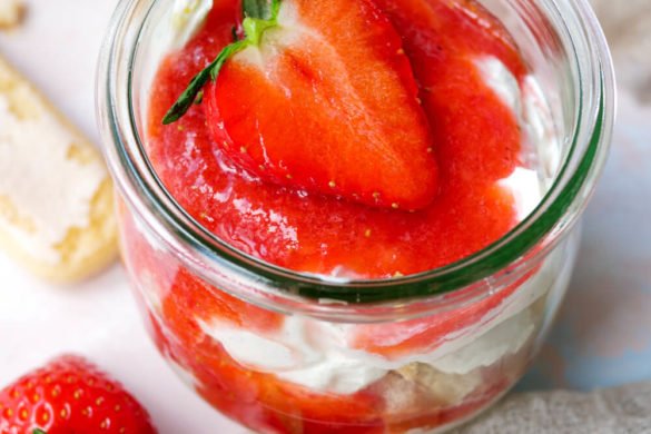 Rezept für Erdbeer-Tiramisu im Glas mit pürierten Erdbeeren und Mascarpone Creme