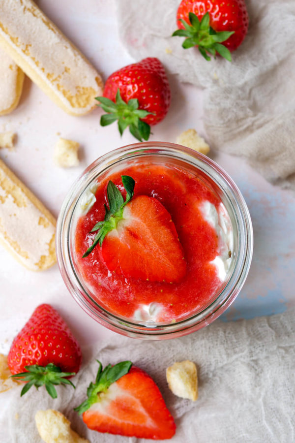 Erdbeer-Tiramisu im Glas für Kinder mit Löffelbiskuit und pürierten Erdbeeren