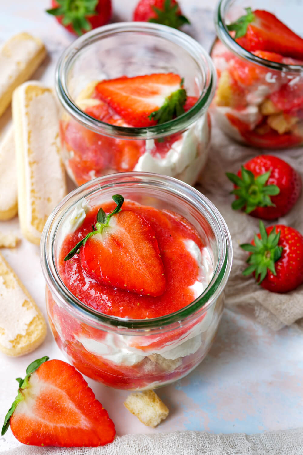 Leichtes Erdbeer-Tiramisu im Glas mit Mascarpone, pürierten Erdbeeren und Biskuit