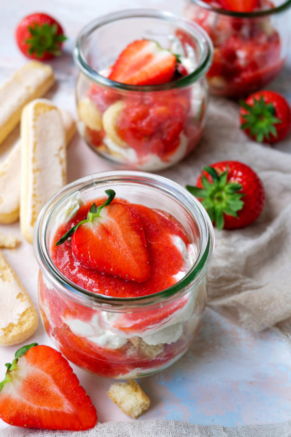 Erdbeeren-Tiramisu im Glas mit frischen Erdbeeren und Löffelbiskuit