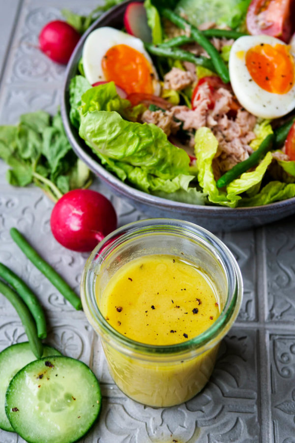 French-Dressing mit Senf zum gemischten Salat mit Eiern, Bohnen und Radieschen