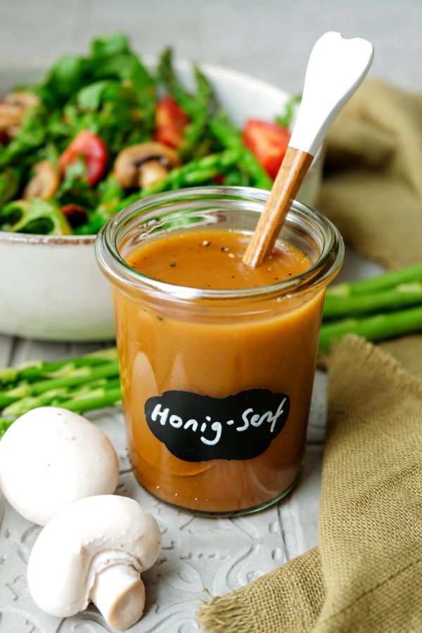 Klassisches Rezept für Honig-Senf-Dressing im Glas