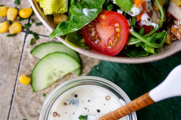 Joghurt-Dressing mit Salat aus Blattsalat, Hähnchen, Tomaten, Gurken und Mais