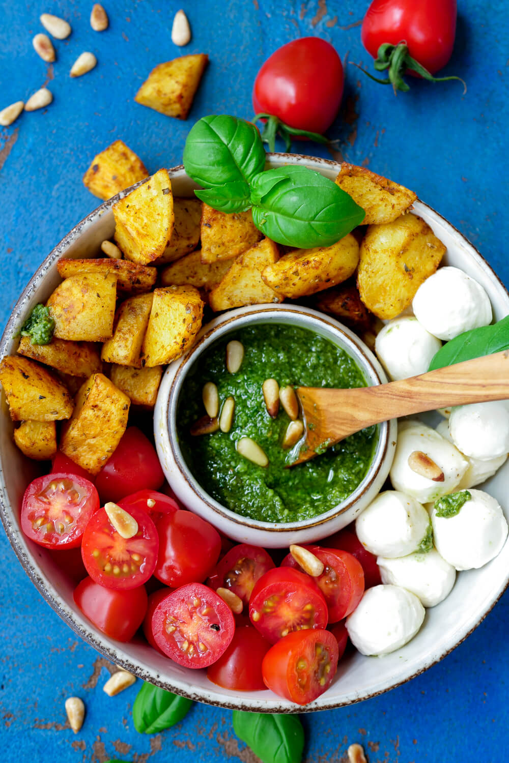 Kartoffel-Bowl mit Tomaten, Mozzarella und Basilikumpesto