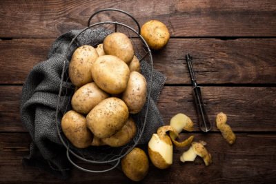 Kartoffeln beim Schälen