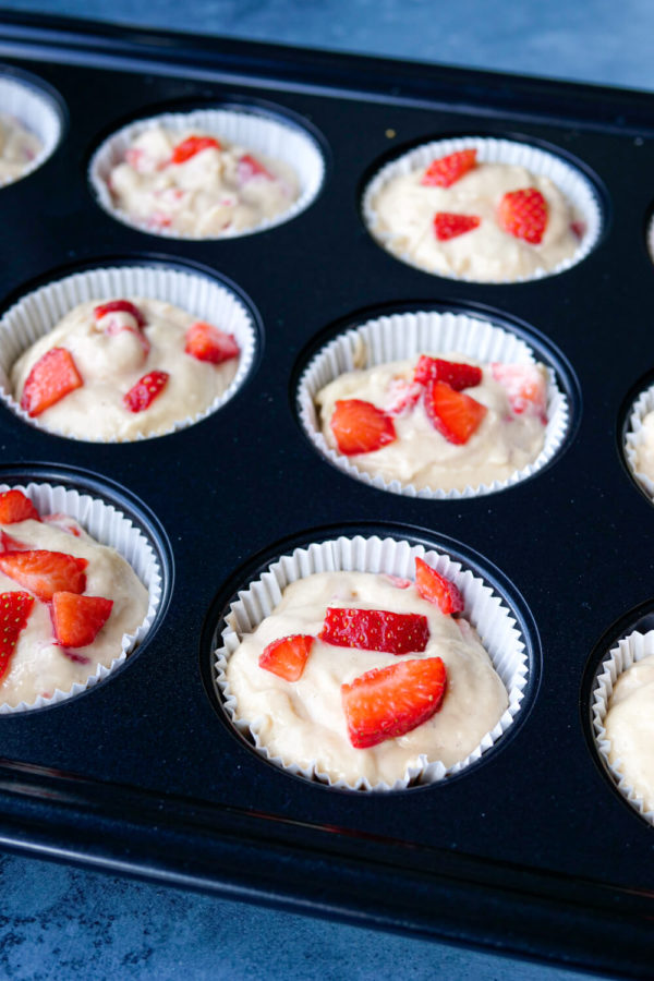 Muffins mit Erdbeeren in Backform backen