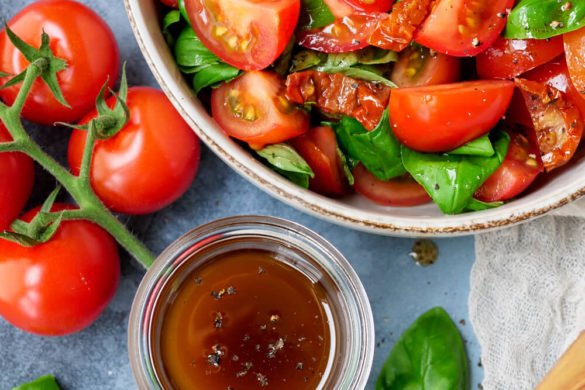 Tomatensalat aus getrockneten Tomaten, Tomaten und Basilikum mit Balsamico-Dressing