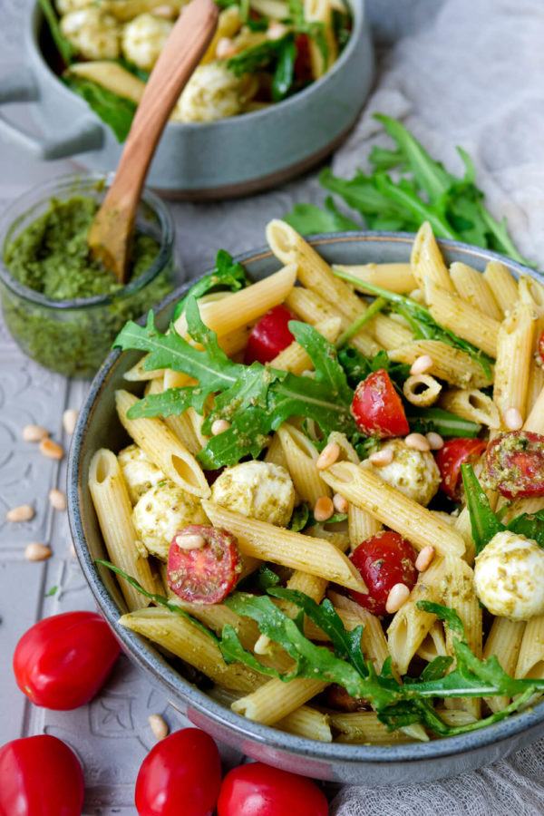Italienischer Nudelsalat mit Pesto, Tomaten, Rucola, Mozzarella und Pinienkernen