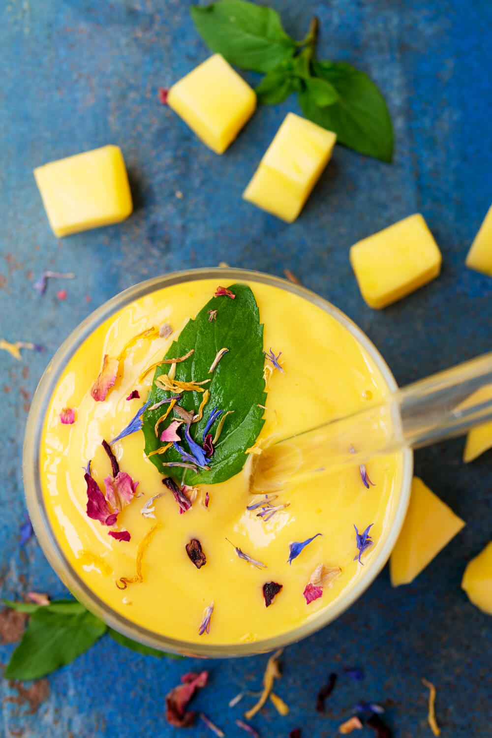 Rezept für Mango Lassi mit Mango, Joghurt, Milch, Zitronensaft, frischer Minze und essbaren Blüten